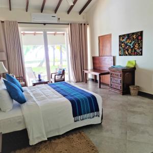 Postel nebo postele na pokoji v ubytování Arhimser Villa-superb 4 bedroom beachfront for 8 in Ranna, Tangalle, BB, pool, free pick up for 7 night stays arriving together, serviced, taxes included