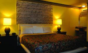 Ένα ή περισσότερα κρεβάτια σε δωμάτιο στο Travelers Inn Manteca