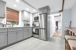 Kuchyň nebo kuchyňský kout v ubytování Stays By Morlisa