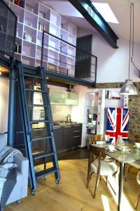 Cama elevada en una cocina con comedor en Casa Rossa - byMyHomeinComo en Cernobbio