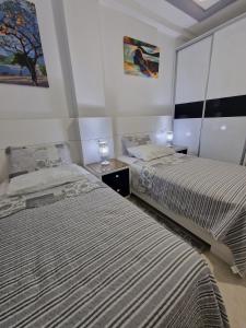 Rúm í herbergi á Fabuleux Appart a Larache avec confort exceptionnel et propreté souhaitée