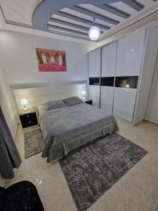 Rúm í herbergi á Fabuleux Appart a Larache avec confort exceptionnel et propreté souhaitée