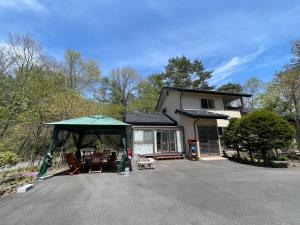 北軽井沢にある春の北軽井沢1棟貸切 107平米3LDK 雨もbbq可能 小学生以下無料の私道のテントと椅子付きの家
