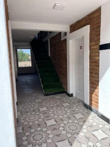 pasillo con escalera y suelo de baldosa en Apart Hotel Chilecito in 