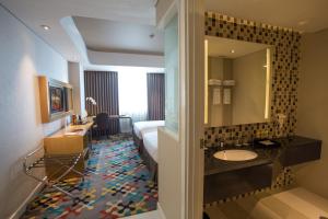 Hotel Ciputra Cibubur managed by Swiss-Belhotel International的一间浴室