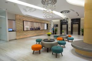 Lobi atau kawasan kaunter penerimaan di Hotel Ciputra Cibubur managed by Swiss-Belhotel International +37 gambar