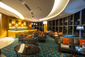 Hotel Ciputra Cibubur managed by Swiss-Belhotel International的休息区