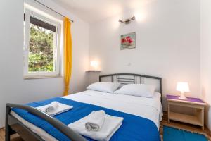 Postel nebo postele na pokoji v ubytování Apartments with parking spaces Baska, Krk - 13907