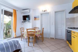 Kuchyň nebo kuchyňský kout v ubytování Apartments with parking spaces Baska, Krk - 13907