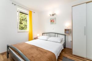 Postel nebo postele na pokoji v ubytování Apartments with parking spaces Baska, Krk - 13907
