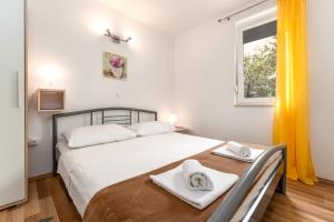 Postel nebo postele na pokoji v ubytování Apartments with parking spaces Baska, Krk - 13907