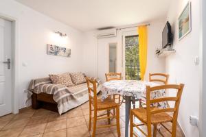 TV a/nebo společenská místnost v ubytování Apartments with parking spaces Baska, Krk - 13907