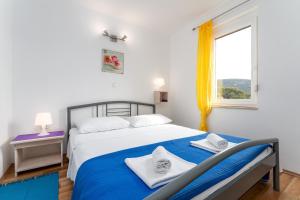 sypialnia z łóżkiem i oknem w obiekcie Apartments with a parking space Baska, Krk - 13907 w Bašce