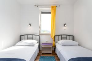Postel nebo postele na pokoji v ubytování Apartments with parking spaces Baska, Krk - 13907
