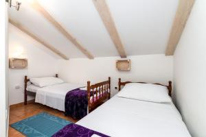 Postel nebo postele na pokoji v ubytování Apartments with parking spaces Baska, Krk - 13907