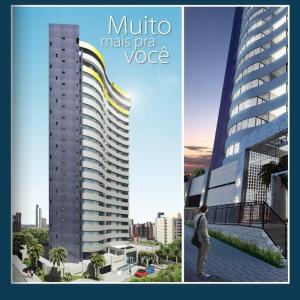 un hombre parado frente a un edificio alto en Espetacular Flat Miramar 4, en João Pessoa