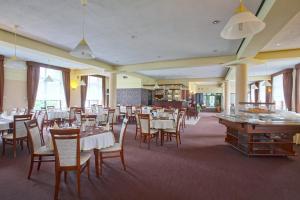 Restauracja lub miejsce do jedzenia w obiekcie Perła Bieszczadów - Dom Wczasowy