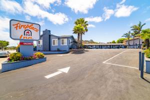 einen Parkplatz in einem kirribilli Inn in der Unterkunft The Monterey Fireplace Inn in Monterey