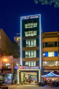 un bâtiment avec un panneau indiquant l'hôpital ijit dans l'établissement Nu Hotel - 18 Bui Vien Walkstreet, à Hô-Chi-Minh-Ville