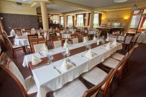 Restauracja lub miejsce do jedzenia w obiekcie Perła Bieszczadów - Dom Wczasowy