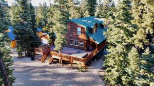 eine Luftaufnahme eines Hauses im Wald in der Unterkunft Backwoods Bonanza - Big Cabin With Hot Tub! in Duck Creek Village