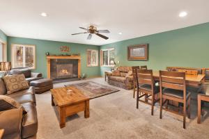 ein Wohnzimmer voller Möbel und einem Kamin in der Unterkunft Fawnskin Log Cabin- Luxurious Group Log Cabin Estate- Hot Tub- Walk to Lake in Fawnskin