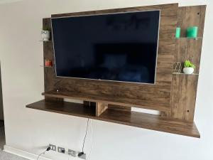 a flat screen tv sitting on top of a wall at Depto VIP Frente al Mar, Full Equipado y una Excelente Ubicacion in Iquique