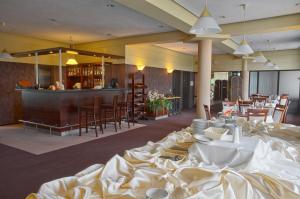 Restauracja lub miejsce do jedzenia w obiekcie Perła Bieszczadów - Dom Wczasowy