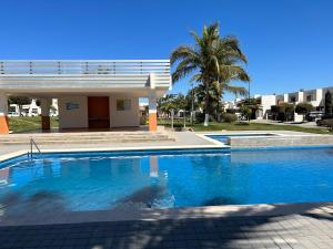 uma grande piscina em frente a um edifício em Relajante casa con alberca & auto check-in em Mazatlán
