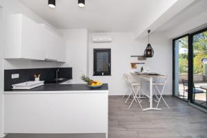 Kuchyň nebo kuchyňský kout v ubytování Apartments Slavica