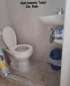 y baño con aseo y lavamanos. en Apartamentos LUISA en Coveñas