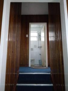 een badkamer met een toilet en een spiegel bij 4 Bedroom Apartment 15pax Moran in Baguio