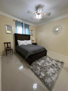 une chambre avec un lit et un ventilateur de plafond dans l'établissement Entire Apartment with Pool near AC Marriott Hotel in Kingston, à Kingston 31 autres photos
