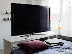 uma televisão de ecrã plano em cima de uma mesa branca em Holiday home Halmstad VII em Halmstad