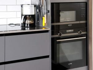 uma cozinha com comodidades para preparar café e um micro-ondas em Holiday home Halmstad VII em Halmstad