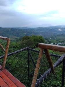 Chinchiná的住宿－Glamping Orosierra，从山顶上可欣赏到风景