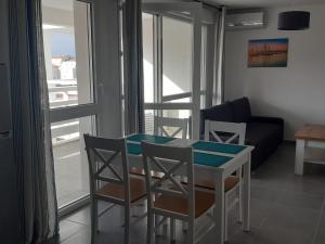 Posedenie v ubytovaní Superbe T2 climatisé avec terrasse et parking, à 400m de la plage - 4P - Port Leucate - FR-1-727-6