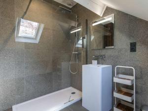 W łazience znajduje się prysznic, wanna i umywalka. w obiekcie Maison Cauterets, 7 pièces, 8 personnes - FR-1-401-260 w mieście Cauterets
