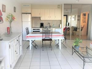 a kitchen with a table and chairs in a room at Appartement Ciboure, 2 pièces, 4 personnes - FR-1-4-673 in Ciboure