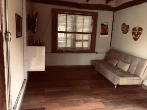 a living room with a couch and a window at Casas da Paty in Santana do Riacho