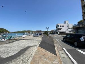 a person riding a skateboard down a city street at misora 合津港近く松島の自然と海を満喫できる平屋の貸切別荘 in Kami Amakusa