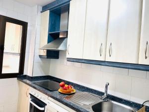 a kitchen with a sink and a plate of fruit at Apartamento anida in Granada