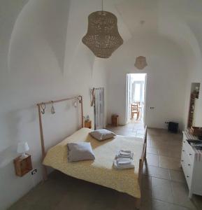 - une chambre avec un lit et une table dans l'établissement Holiday house-Amalfi Coast Tramonti-Come una Volta, à Tramonti