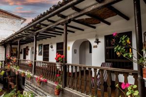 un porche de una casa con macetas. en Casona Del Rosario - Plaza de Armas, en Chachapoyas