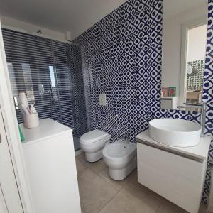 La salle de bains est pourvue de toilettes, d'un lavabo et de toilettes. dans l'établissement Holiday house-Amalfi Coast Tramonti-Come una Volta, à Tramonti