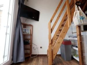 Televízia a/alebo spoločenská miestnosť v ubytovaní Studio mezzanine proche plage et corniche vendéenne - FR-1-324-557