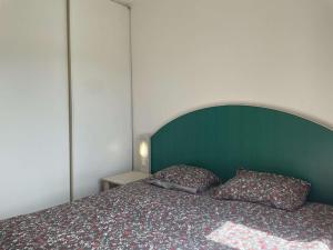 Posteľ alebo postele v izbe v ubytovaní Appartement 2 pièces avec piscine - 4 couchages, Juan les Pins - FR-1-252-190
