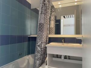 Kúpeľňa v ubytovaní Appartement 2 pièces avec piscine - 4 couchages, Juan les Pins - FR-1-252-190