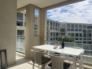 Balkón alebo terasa v ubytovaní Appartement 2 pièces avec piscine - 4 couchages, Juan les Pins - FR-1-252-190