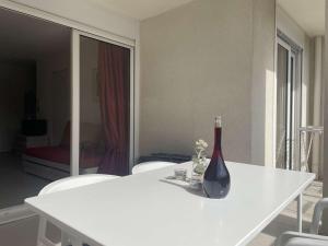 Nápoje v ubytovaní Appartement 2 pièces avec piscine - 4 couchages, Juan les Pins - FR-1-252-190